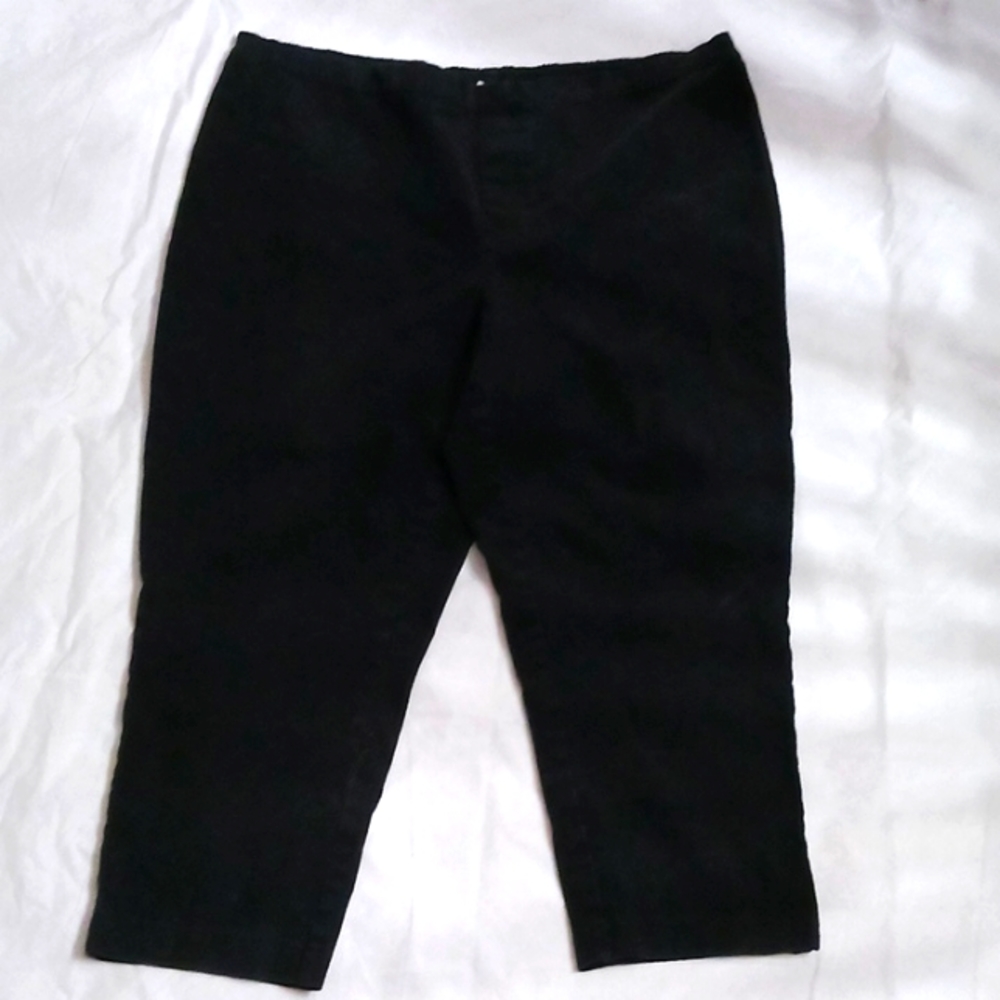 Plus size Black pull on 22W Isaac Mizrahi 23in inseam 11in wide leg elasticwiast